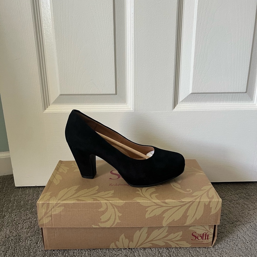 Black Söfft Gabie Suede Pumps - Picture 4 of 9